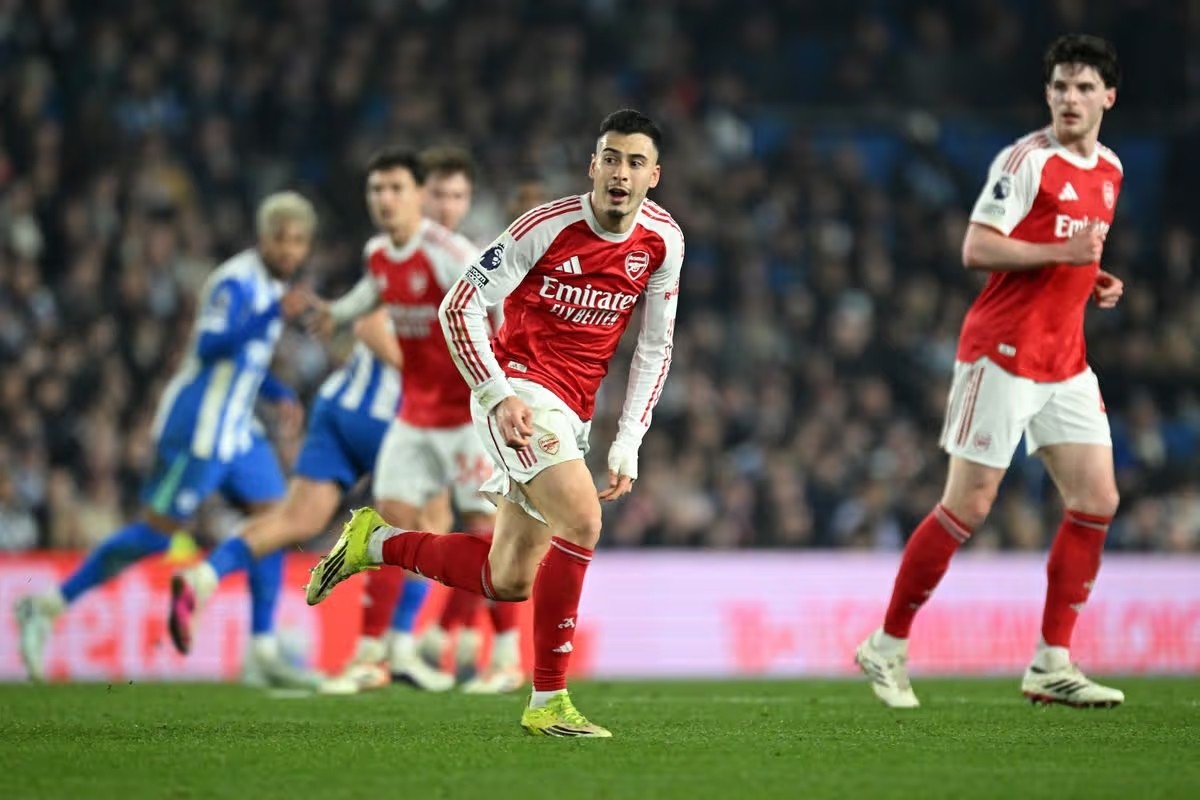 Gabriel Martinelli vướng vào tình huống tranh cãi ở trận thắng Brighton.