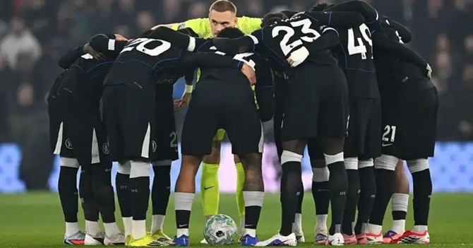 Chelsea xếp hình tròn để thể hiện sự đoàn kết.