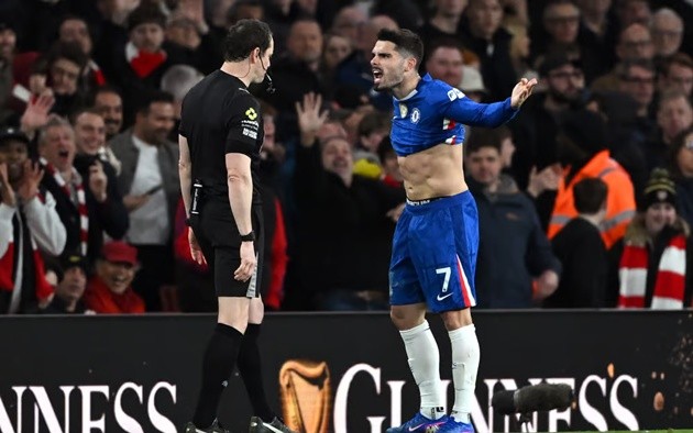 Neto tiếp tục nhận án phạt từ FA>