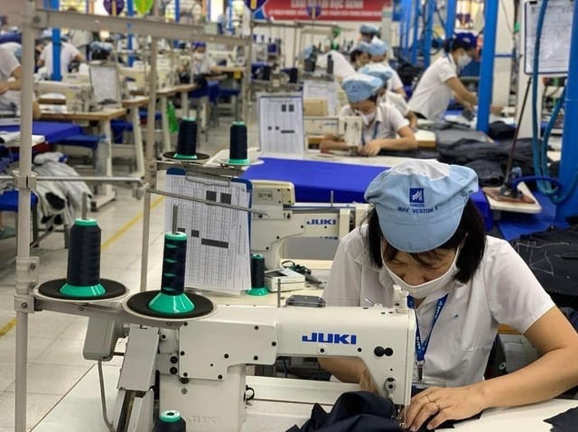 Theo Nghị định 293/2025/NĐ-CP quy định mức lương tối thiểu đối với người lao động làm việc theo hợp đồng lao động, có hiệu lực từ ngày 1.1.2026, lương tối thiểu vùng được điều chỉnh tăng khoảng 7,2% so với năm 2025.