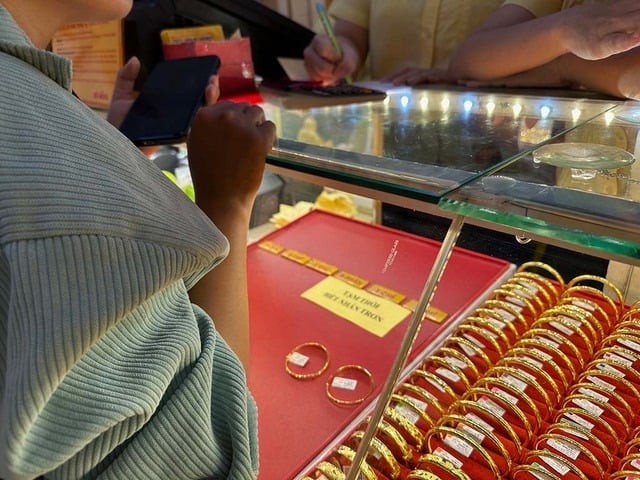 Cụ thể, Công ty vàng bạc đá quý Phú Nhuận (PNJ) giao dịch vàng miếng cùng mức 181,2 – 184,2 triệu đồng/lượng; Công ty Phú Quý cũng giữ nguyên giá mua vào và bán ra tương tự, cho thấy thị trường trong nước đang duy trì trạng thái ổn định ở vùng đỉnh cao.

