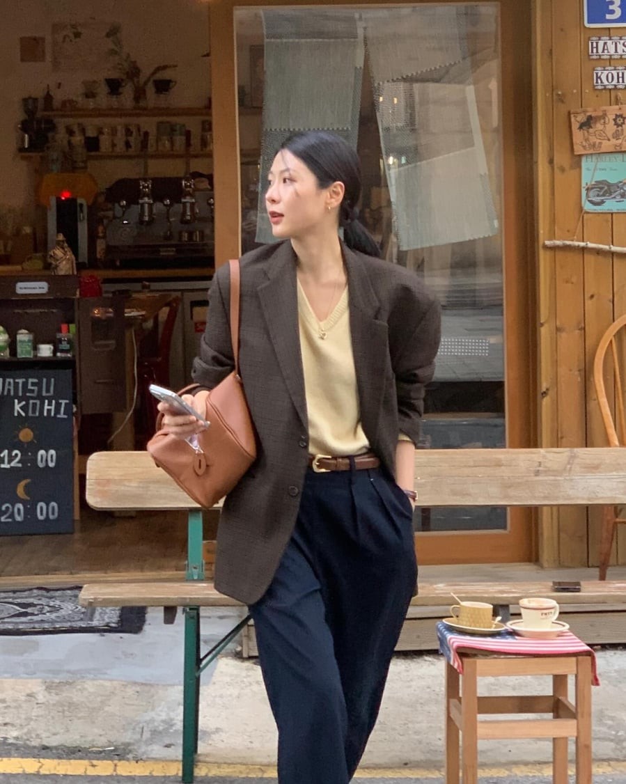  Blazer và quần âu là công thức kinh điển nhưng vẫn giữ được sức hút mạnh mẽ trong năm 2026. 