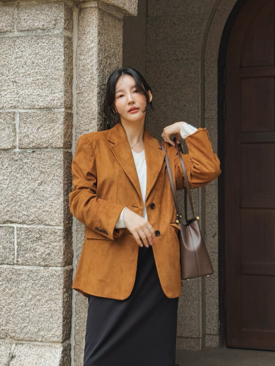 Trong năm 2026, những thiết kế blazer form vừa phải hoặc hơi oversized được ưa chuộng nhờ khả năng tạo vẻ ngoài hiện đại mà không quá cứng nhắc. 