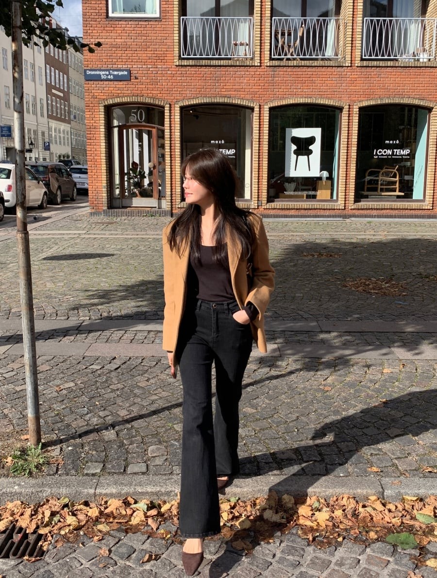 Quần đen luôn là lựa chọn an toàn, và khi kết hợp cùng blazer, tổng thể trở nên gọn gàng, thanh lịch mà vẫn có nhiều không gian để sáng tạo. 