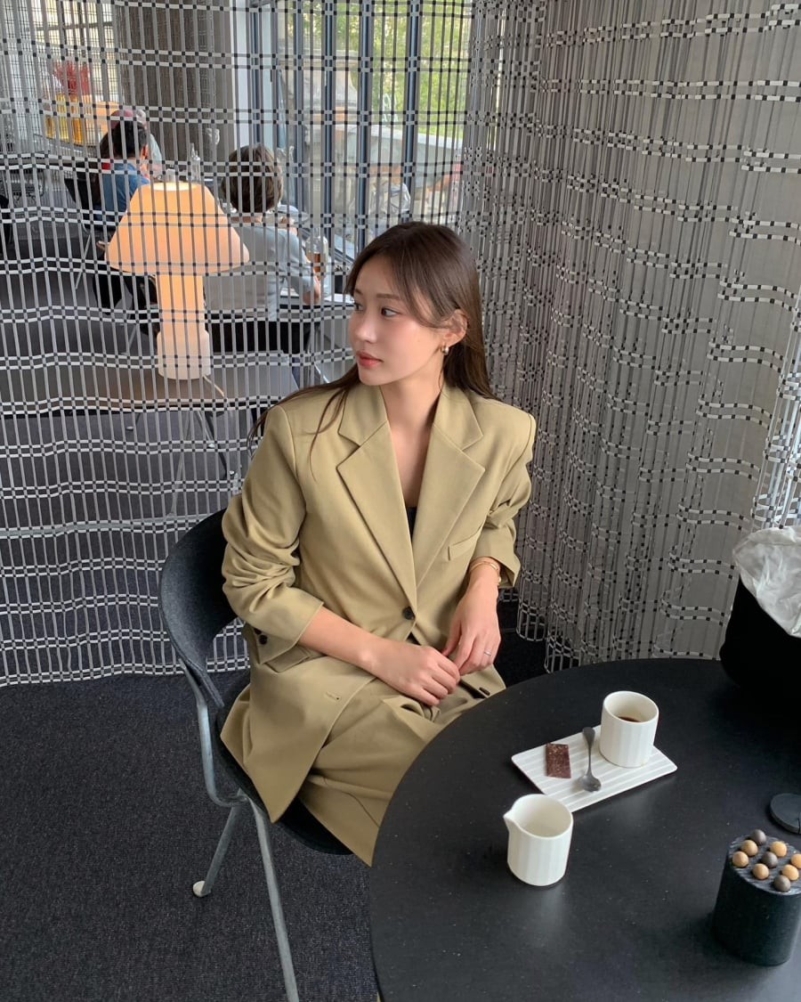 Suit được xem là phiên bản hoàn thiện nhất của blazer khi mang lại tổng thể đồng bộ và ấn tượng. 