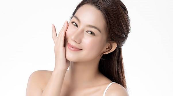 Gel lô hội tươi có thể thoa trực tiếp lên da sạch trong 15–20 phút, thực hiện vài lần mỗi tuần.