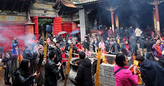 Tâm lý quá nặng về vật chất có thể khiến việc lễ bái mất đi ý nghĩa ban đầu.