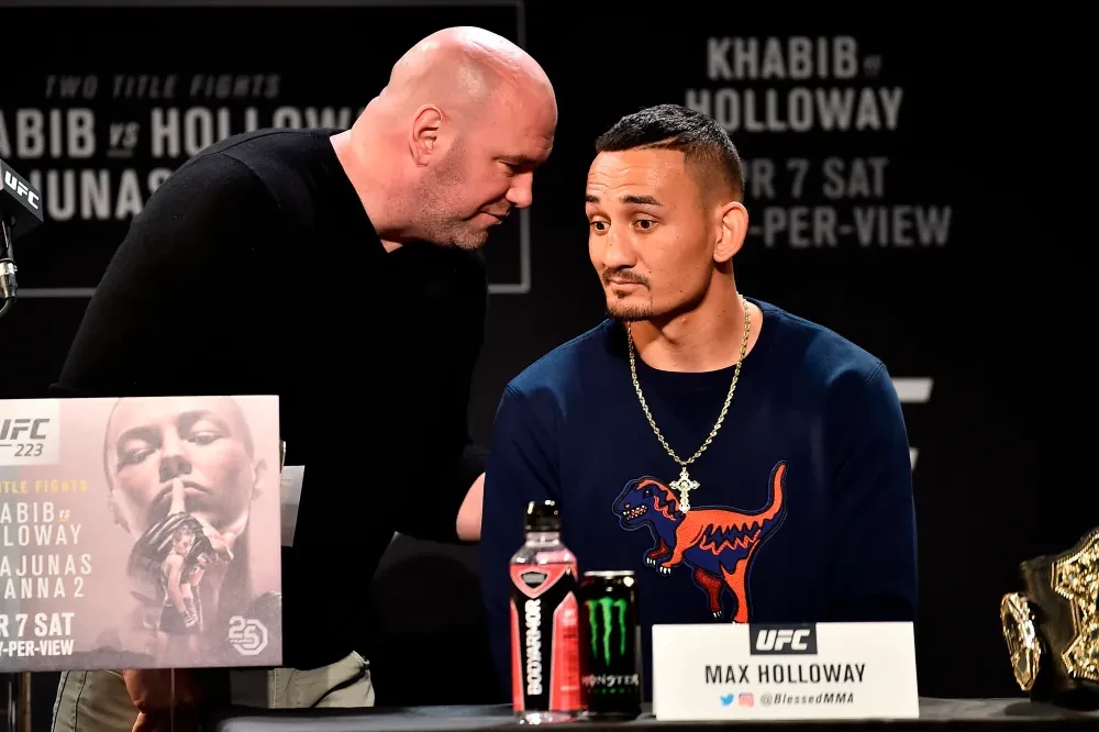 Max Holloway và chủ tịch UFC Dana White trong một buổi họp báo.
