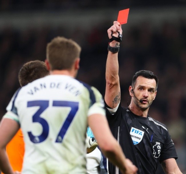 Van de Ven nhận thẻ đỏ.
