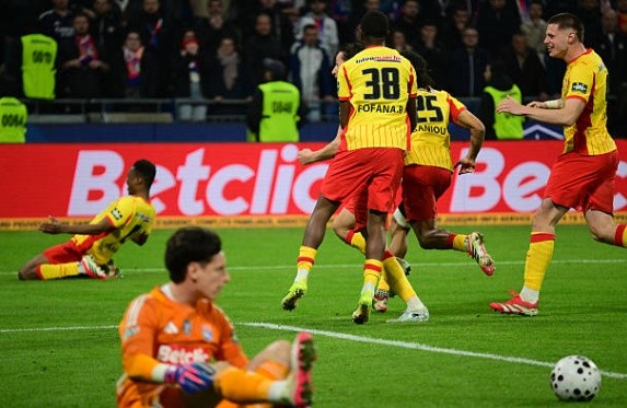 Lens giành chiến thắng trong loạt luân lưu.