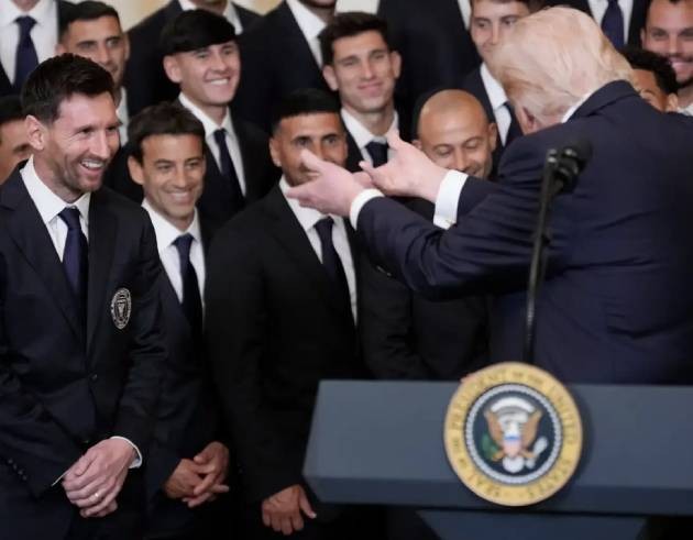 Messi cười rạng rỡ khi tổng thống Trump nhắc đến Ronaldo.