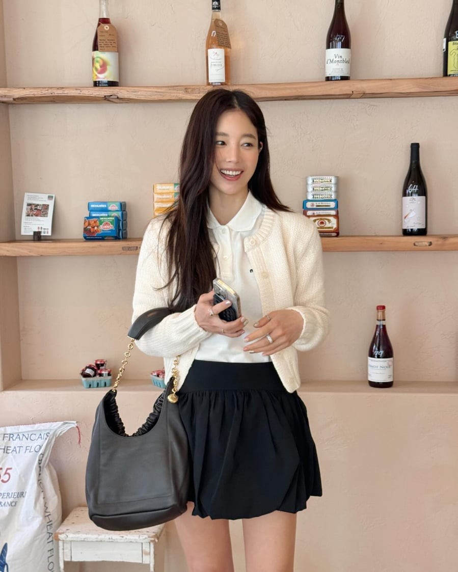 Khi kết hợp với chân váy chất liệu dạ hoặc tweed, cardigan sẽ giúp tổng thể trở nên cân đối và tinh tế hơn.