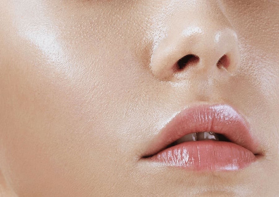 Nhiều người lựa chọn các công thức làm sạch dịu nhẹ, trong đó có những loại sữa rửa mặt tự nhiên có thể tự chuẩn bị tại nhà.