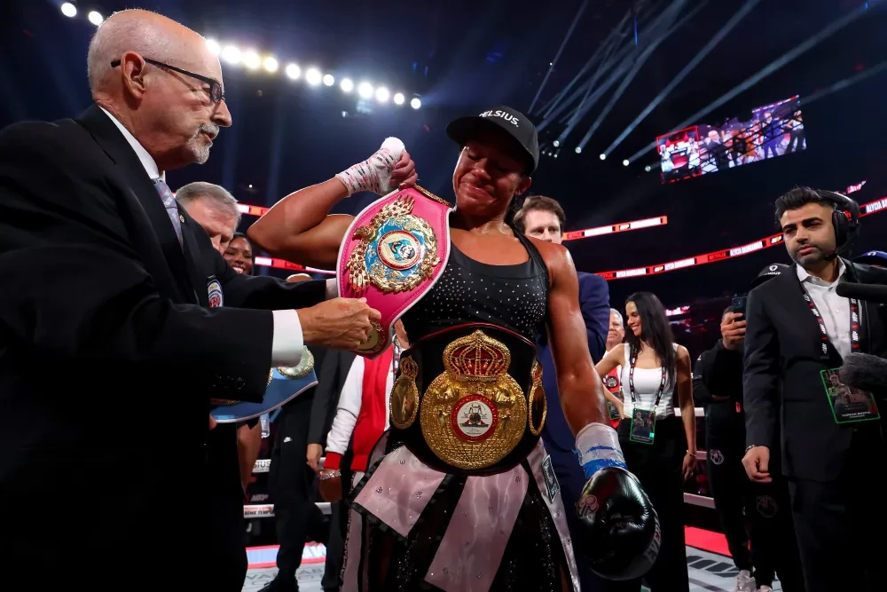 Alycia Baumgardner ăn mừng chiến thắng trước Leila Beaudoin