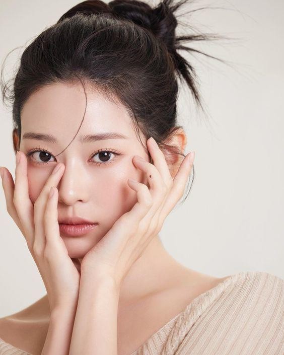 Không chỉ thiếu ngủ, chế độ ăn uống hằng ngày cũng có thể ảnh hưởng trực tiếp đến vùng da dưới mắt.