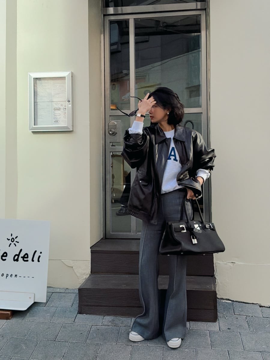 Những mẫu cạp cao vừa phải, ống suông nhẹ hoặc dáng tailored sẽ tạo hiệu ứng kéo dài đôi chân và che khuyết điểm vùng hông, đùi hiệu quả.
