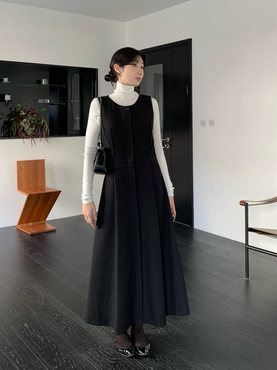 Khi mặc cùng áo dài tay ôm nhẹ bên trong, phần thân trên trở nên cân đối, đồng thời tạo chiều sâu cho trang phục.