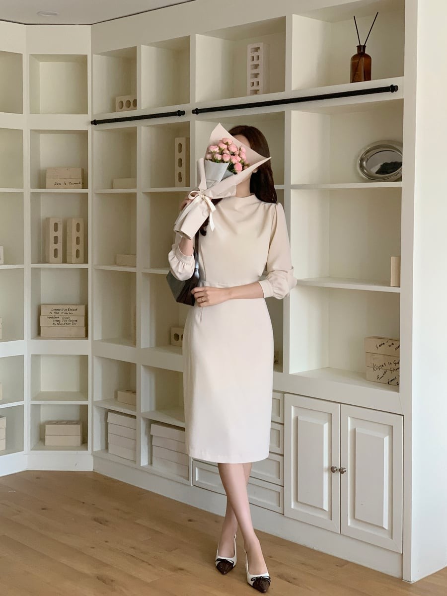 Phần tay phồng nhẹ giúp tạo sự cân bằng, đặc biệt phù hợp với những người có phần hông rộng hoặc thân dưới đầy đặn. 