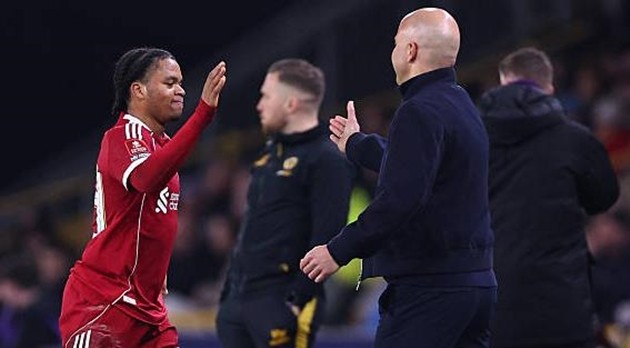 Rio Ngumoha gây ấn tượng trong ngày được Arne Slot trao cơ hội.