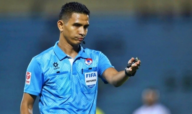 Trọng tài người Malaysia, ông Nasaruddin.