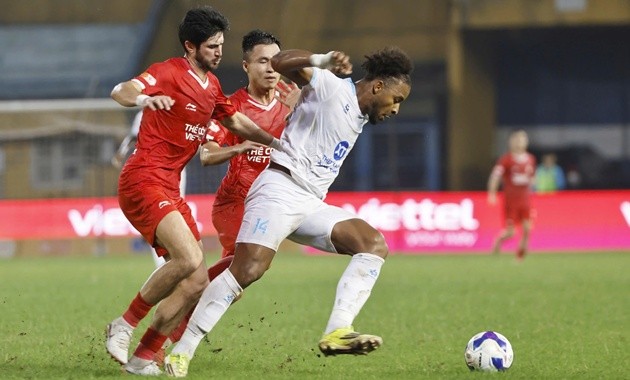 Kyle Colonna gây khó khăn cho Xuân Son.