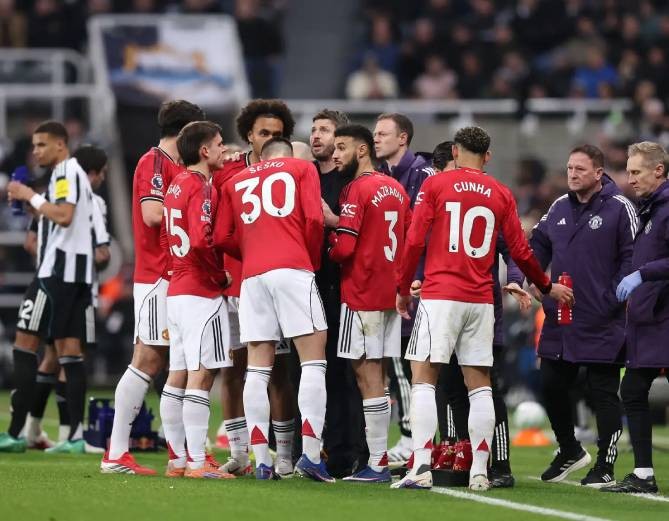 CĐV MU hoài nghi Carrick sau thất bại trước Newcatsle.