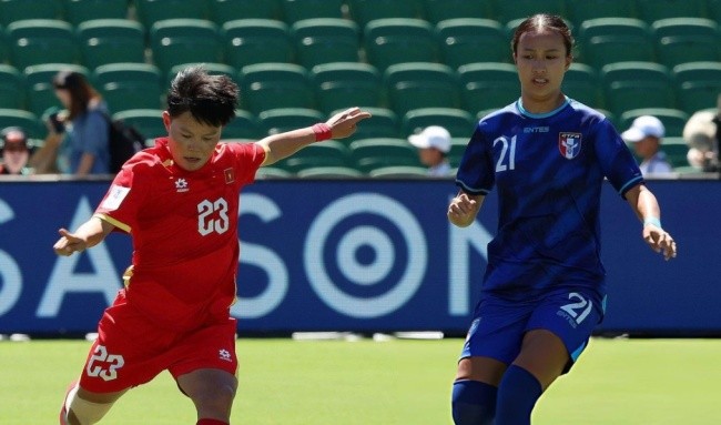 Các cô gái Việt Nam chơi nỗ lực.