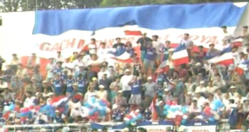 Người hâm mộ của Cảng Sài Gòn trên sân Thống Nhất.