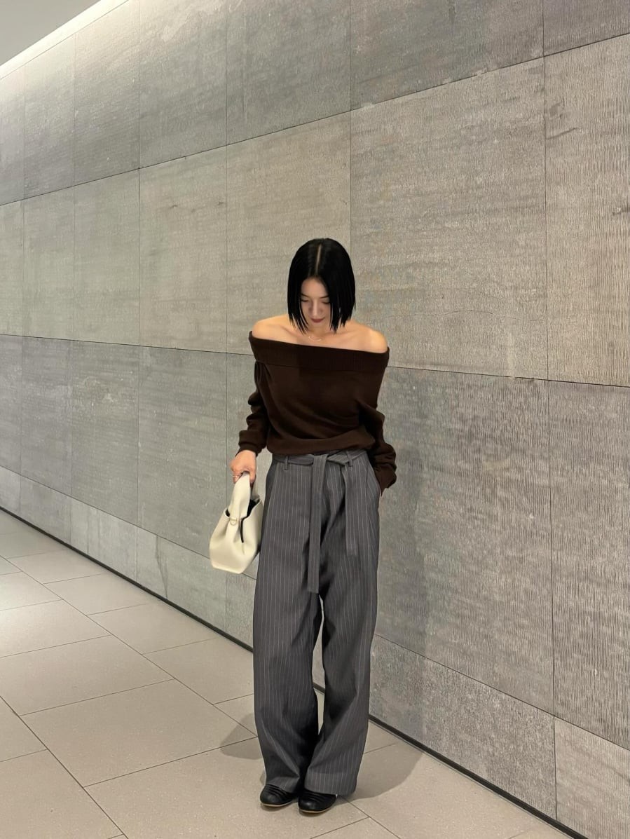 Khi phối cùng quần ống rộng, tổng thể trở nên hài hòa hơn nhờ sự cân bằng giữa phần trên mềm mại và phần dưới đứng form. 