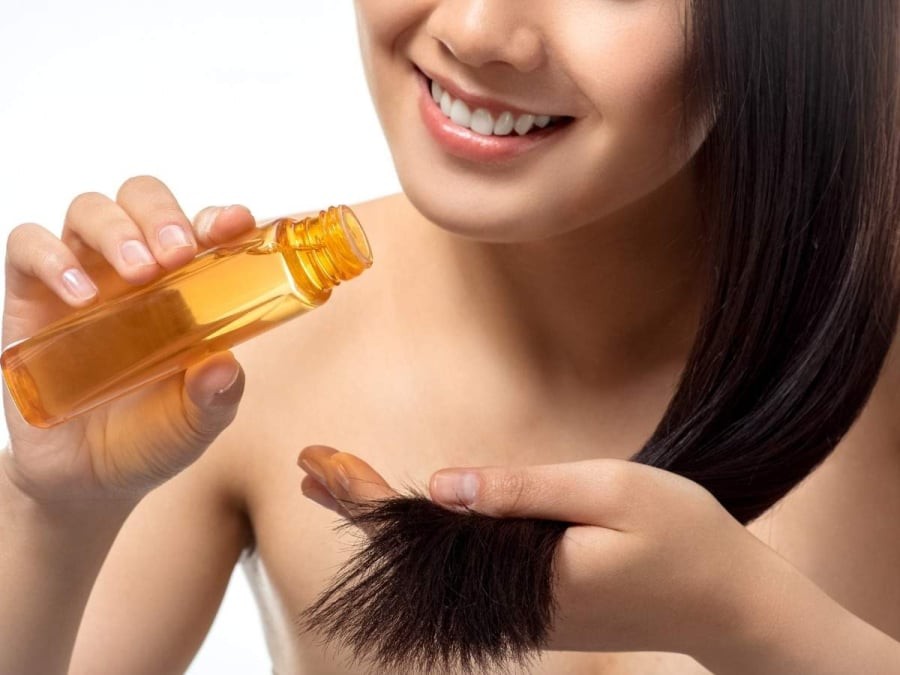 Tinh dầu gừng được chiết xuất từ phần thân rễ của cây gừng và chứa nhiều hợp chất hoạt tính như gingerol, shogaol cùng các chất chống oxy hóa tự nhiên. 