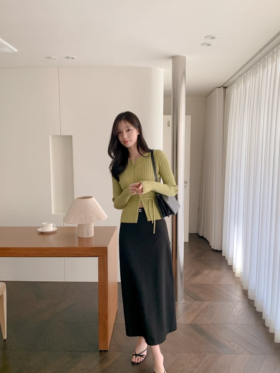 Trong những ngày thời tiết mát nhẹ, áo len mỏng là lựa chọn vừa giữ ấm vừa đảm bảo sự mềm mại cần thiết. 