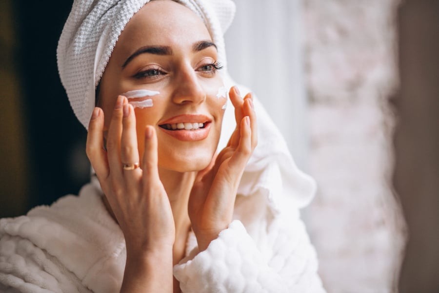 Khi da thiếu nước, tuyến bã nhờn có xu hướng hoạt động mạnh hơn, khiến bề mặt da trở nên bóng nhờn.
