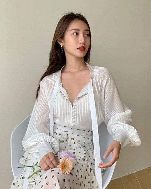 Áo blouse trắng luôn được xem là một trong những món đồ cơ bản nhất nhưng cũng hiệu quả nhất trong việc tạo nên hình ảnh chỉn chu. 
