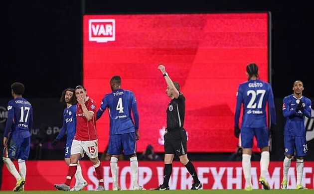 Tấm thẻ đỏ khiến Wrexham chỉ còn chơi với 10 người.