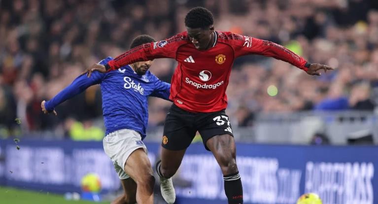 Mainoo cần người hỗ trợ nơi tuyến giữa.