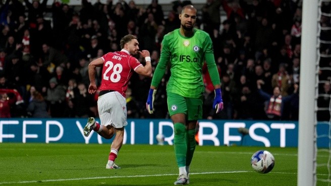 Hàng thủ Chelsea mắc sai lầm.