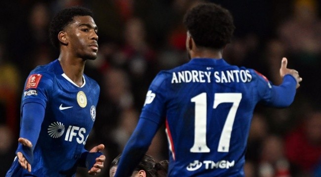 Josh Acheampong ghi bàn cho Chelsea.