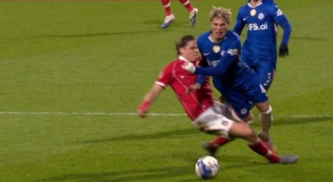 Tình huống George Dobson phạm lỗi với Garnacho.