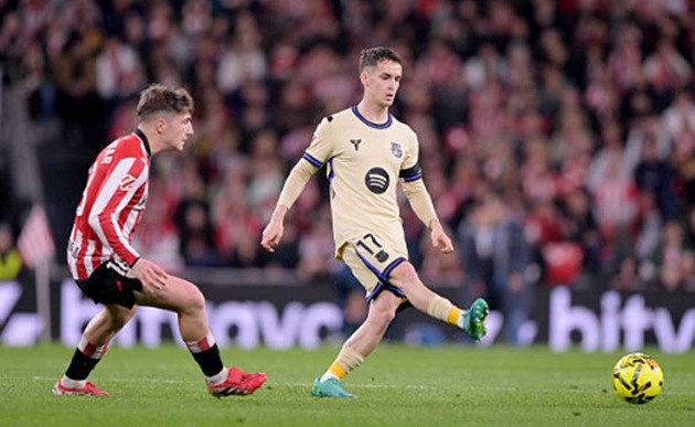 Marc Casado - 6.9: Chuyền bóng ổn định và làm tốt nhiệm vụ bọc lót khoảng trống. Dù thiếu sự sáng tạo hay sức mạnh vượt trội, anh bù đắp bằng nguồn năng lượng dồi dào ở khu trung tuyến.