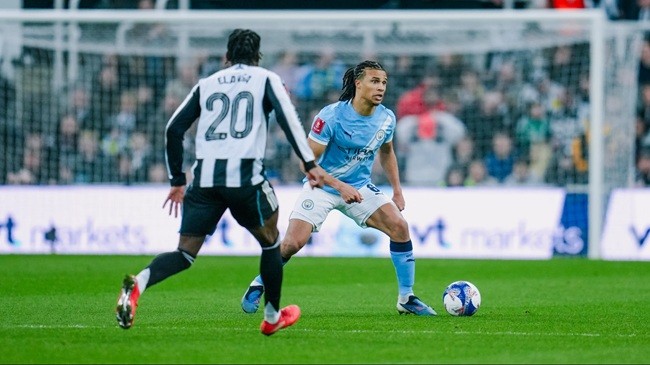 Ake (7 điểm): Khó có thể chiến thắng Elanga trong các pha đua tốc độ, nhưng anh đã làm tốt nhờ khả năng đọc trận đấu để khóa chặt hành lang cánh trái và tích cực dâng cao hỗ trợ tấn công.