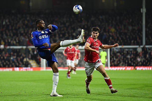 Tosin Adarabioyo - 6 điểm: Khá chật vật trong các tình huống phải quay lưng về phía khung thành để lùi về phòng ngự, bất lực trong việc bám đuổi Smith ở tình huống Wrexham vươn lên dẫn trước. Tuy nhiên, anh đã bù đắp lại bằng những pha đánh chặn và phá bóng tốt, nổi bật là pha cản phá xuất thần từ chối cú sút của Kieffer Moore trong hiệp phụ.