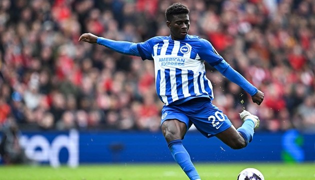 Carlos Baleba là một trong những thương vụ trọng điểm của Quỷ đỏ.