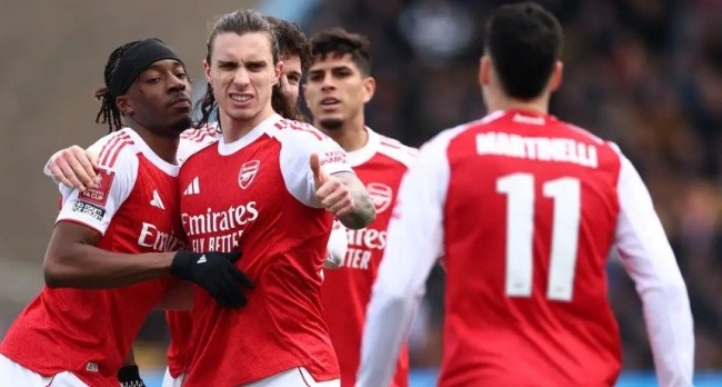 Arsenal thắng Mansfield Town ở FA Cup.