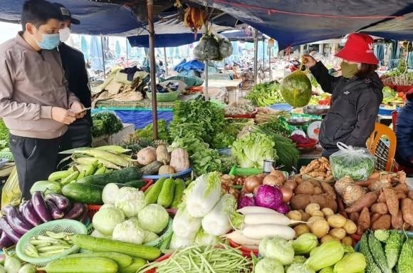 Nhóm rau lá xếp nhiều lớp như xà lách, cải bẹ, rau diếp thường có cấu trúc nhiều nếp gấp, khiến bùn đất, trứng côn trùng và vi khuẩn dễ bám lại. 