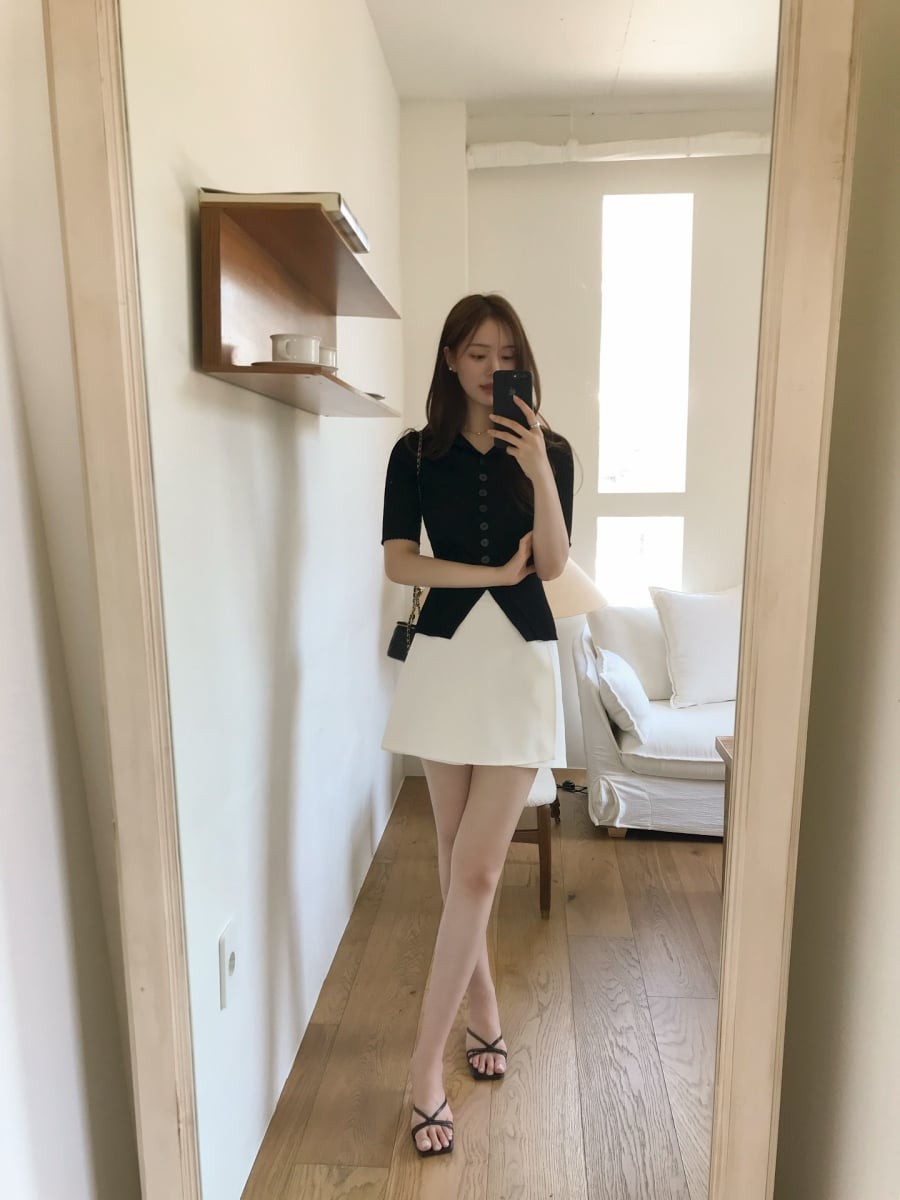  Khi đi cùng chân váy ngắn, sandal quai mảnh giúp giữ được sự thông thoáng và tạo nên tổng thể mềm mại.