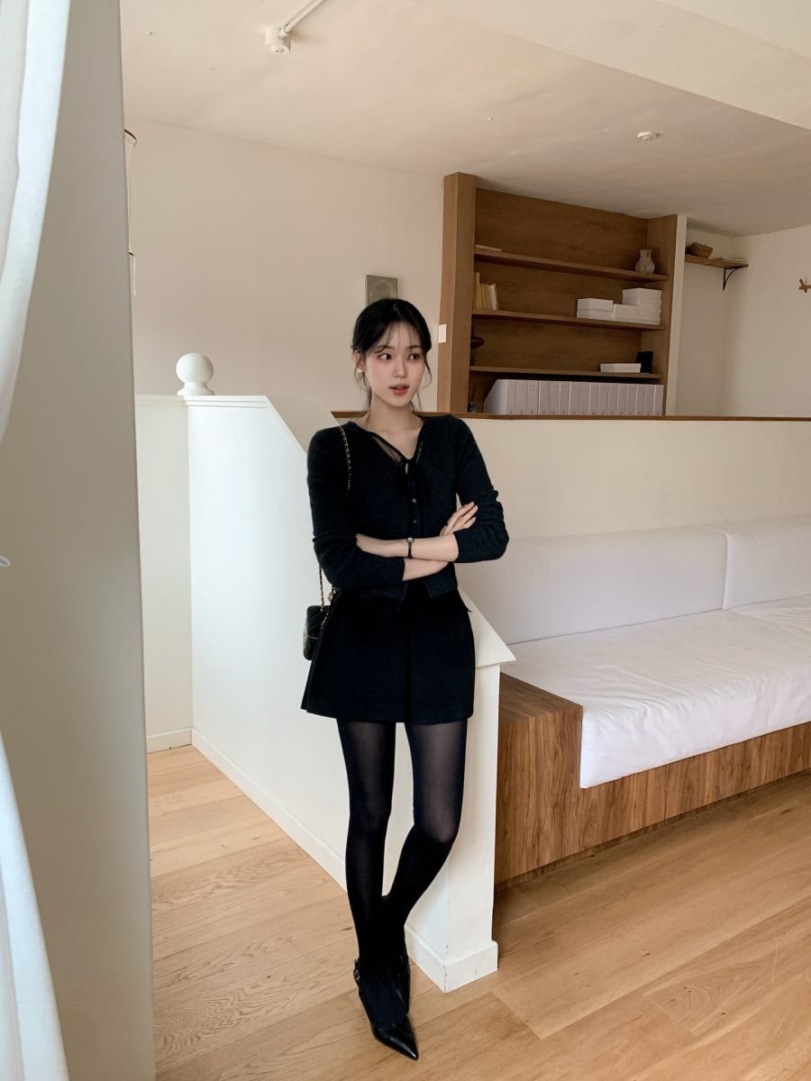 Trong khi đó, các màu sắc cổ điển như đen hoặc trắng kem lại phù hợp với phong cách thanh lịch và dễ ứng dụng trong nhiều hoàn cảnh khác nhau.