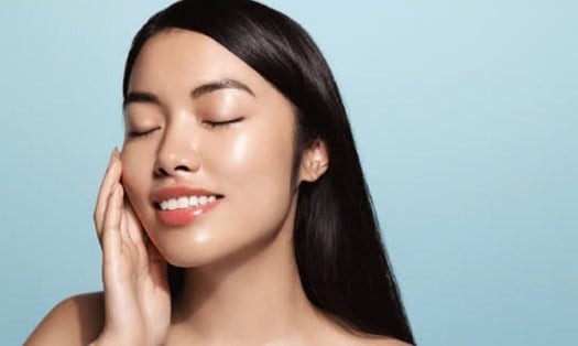 Những loại kem có kết cấu mỏng nhẹ, thẩm thấu nhanh thường được ưu tiên vì mang lại cảm giác dễ chịu khi sử dụng.