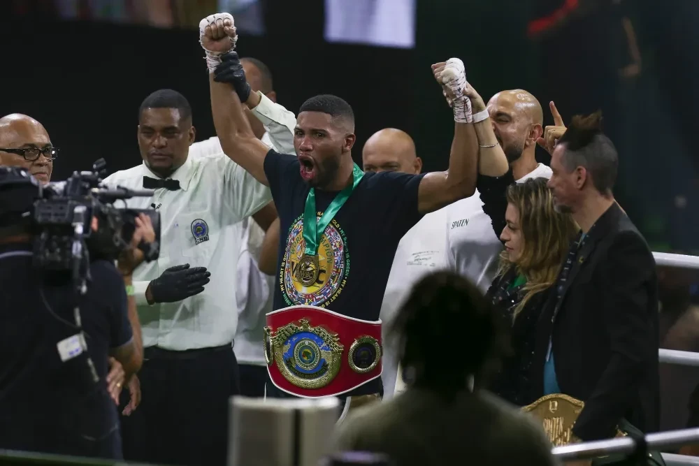 Hebert Conceicao ăn mừng chiến thắng trước Esquiva Falcao