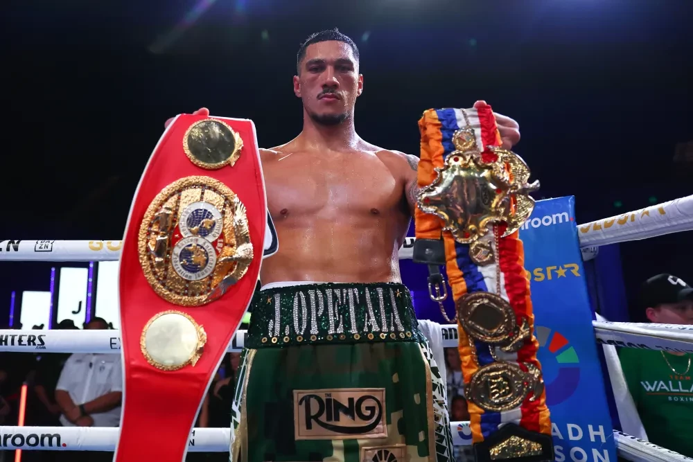 Opetaia ăn mừng chiến thắng trước Squeo