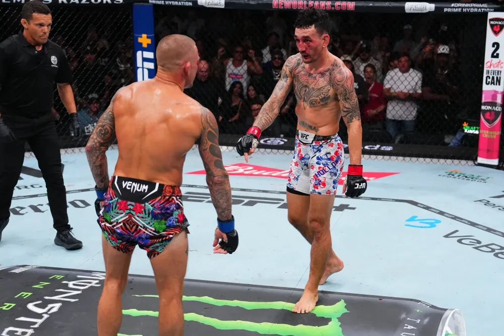 Max Holloway khiêu khích đối thủ trong trận tranh đai BMF